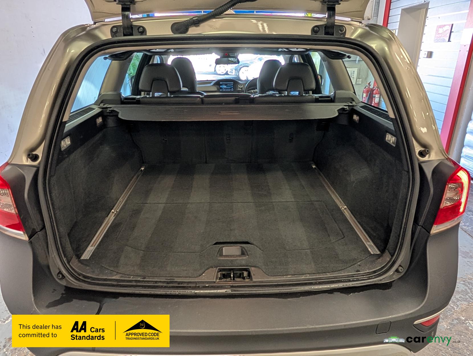 Volvo XC70 2.4 D4 SE Lux Estate 5dr Diesel Geartronic AWD Euro 5 (181 ps)