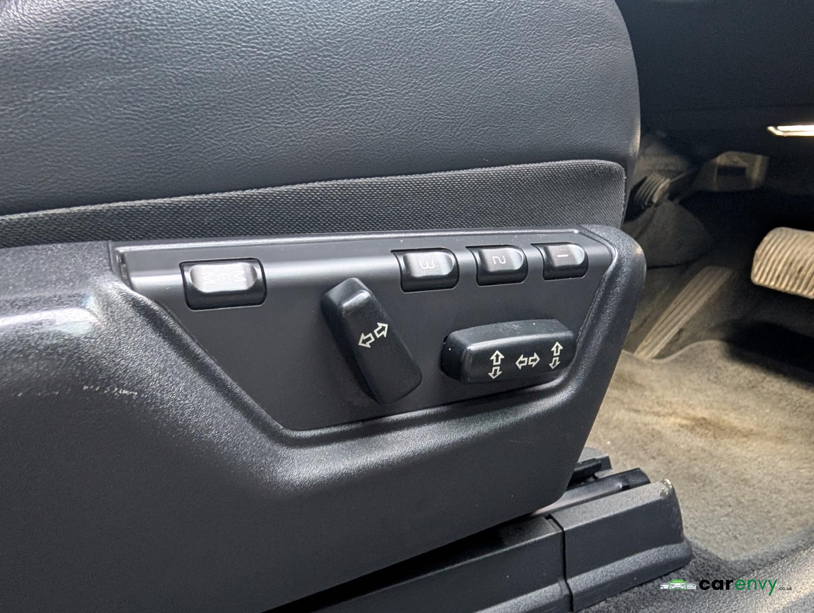 Volvo XC90 2.4 D5 R-Design Nav SUV 5dr Diesel Geartronic 4WD Euro 5 (200 ps)