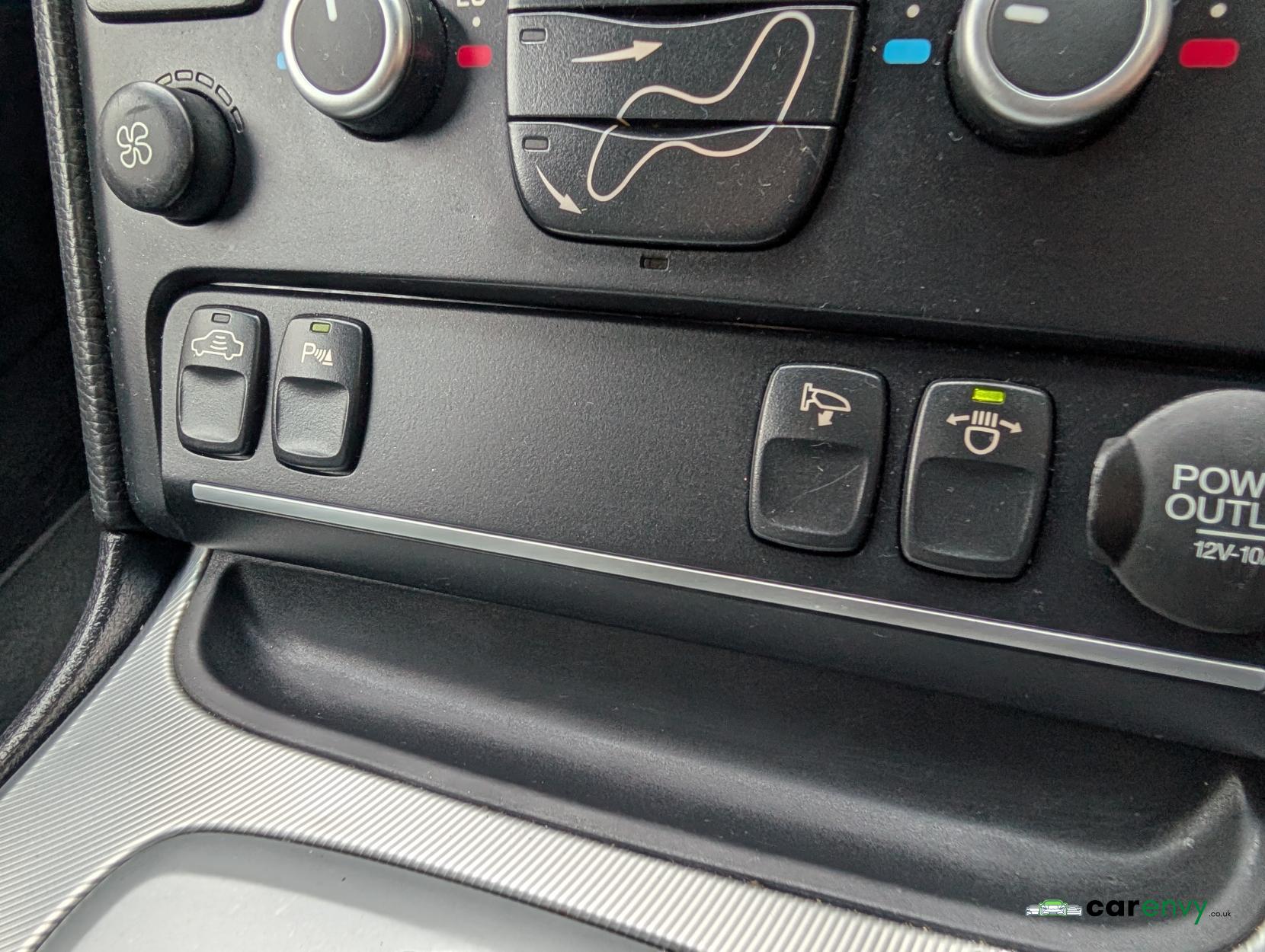 Volvo XC90 2.4 D5 R-Design Nav SUV 5dr Diesel Geartronic 4WD Euro 5 (200 ps)