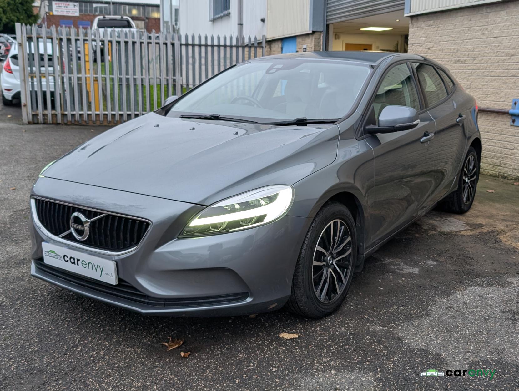 Volvo V40 2.0 T2 GPF Momentum Hatchback 5dr Petrol Manual Euro 6 (s/s) (122 ps)