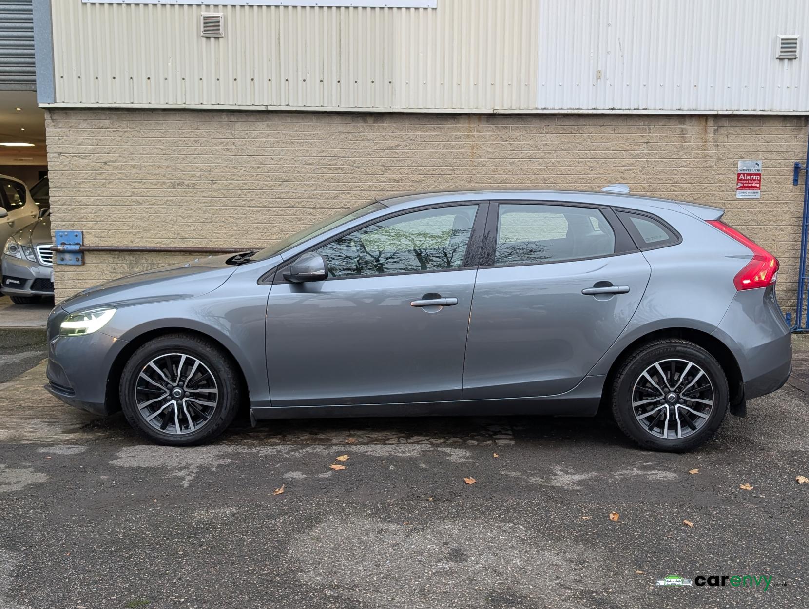 Volvo V40 2.0 T2 GPF Momentum Hatchback 5dr Petrol Manual Euro 6 (s/s) (122 ps)