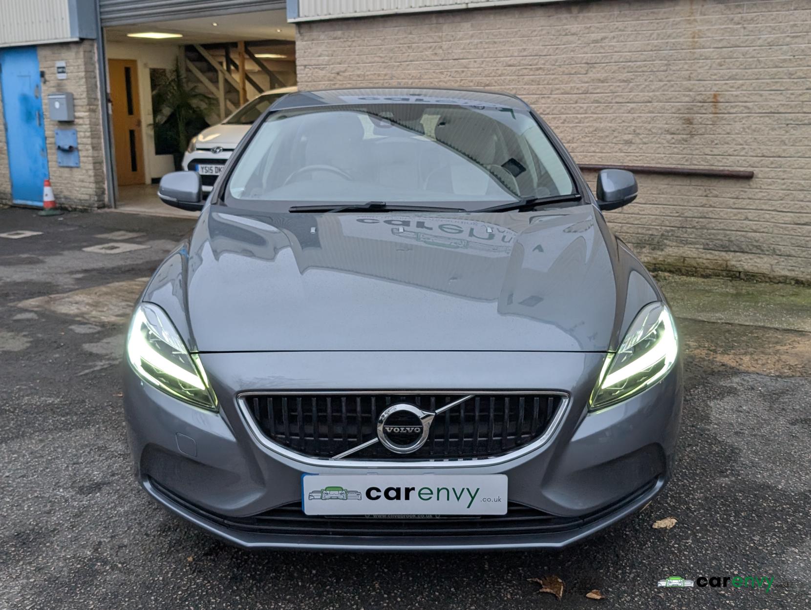 Volvo V40 2.0 T2 GPF Momentum Hatchback 5dr Petrol Manual Euro 6 (s/s) (122 ps)