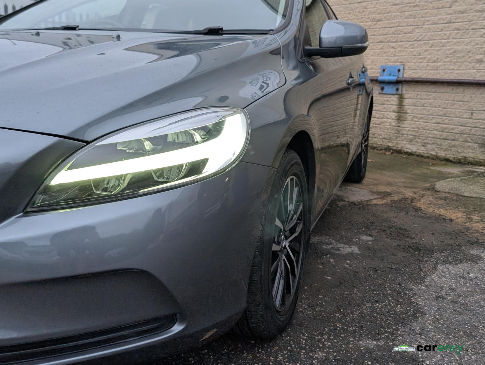 Volvo V40 2.0 T2 GPF Momentum Hatchback 5dr Petrol Manual Euro 6 (s/s) (122 ps)