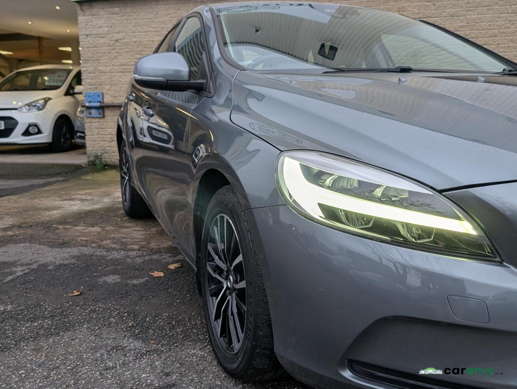 Volvo V40 2.0 T2 GPF Momentum Hatchback 5dr Petrol Manual Euro 6 (s/s) (122 ps)