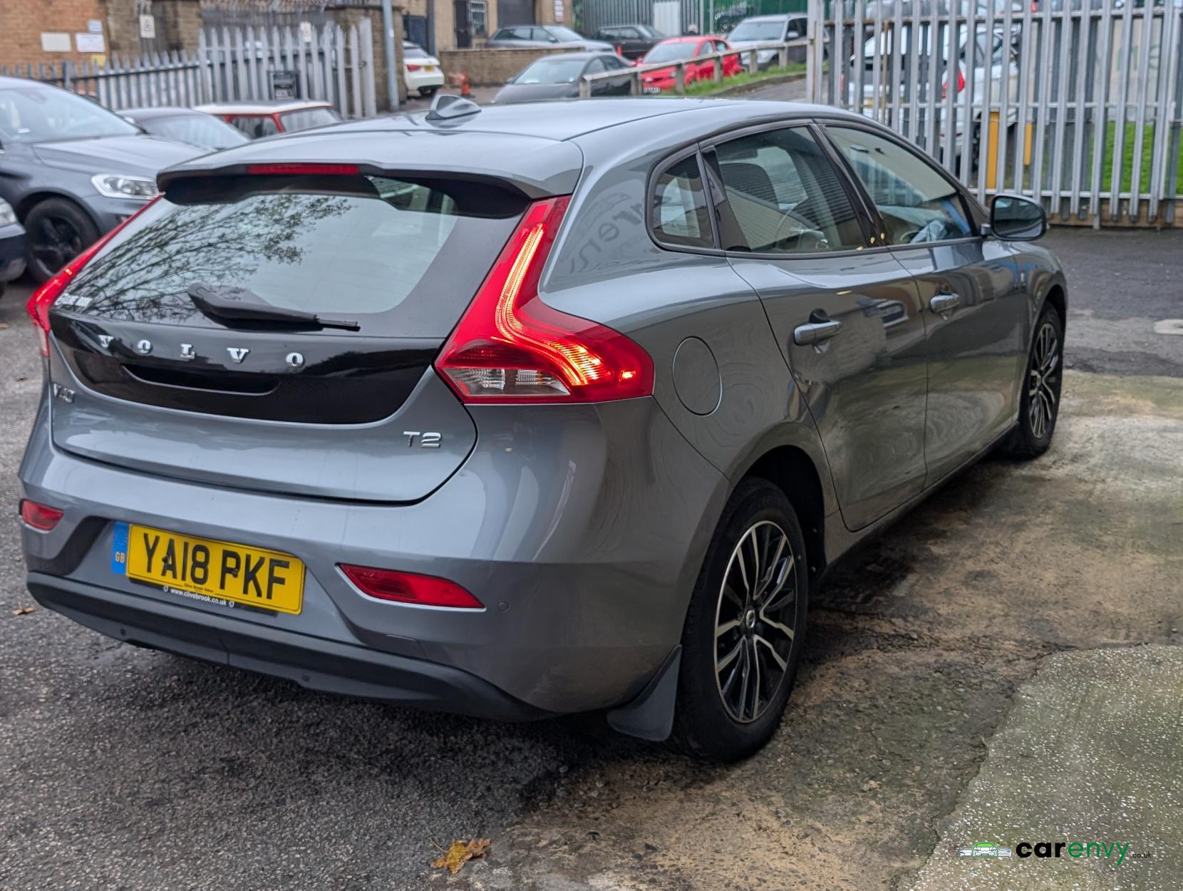 Volvo V40 2.0 T2 GPF Momentum Hatchback 5dr Petrol Manual Euro 6 (s/s) (122 ps)