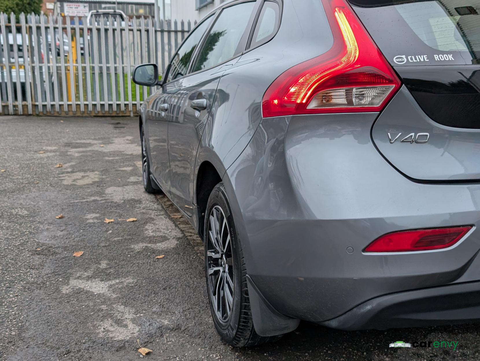 Volvo V40 2.0 T2 GPF Momentum Hatchback 5dr Petrol Manual Euro 6 (s/s) (122 ps)