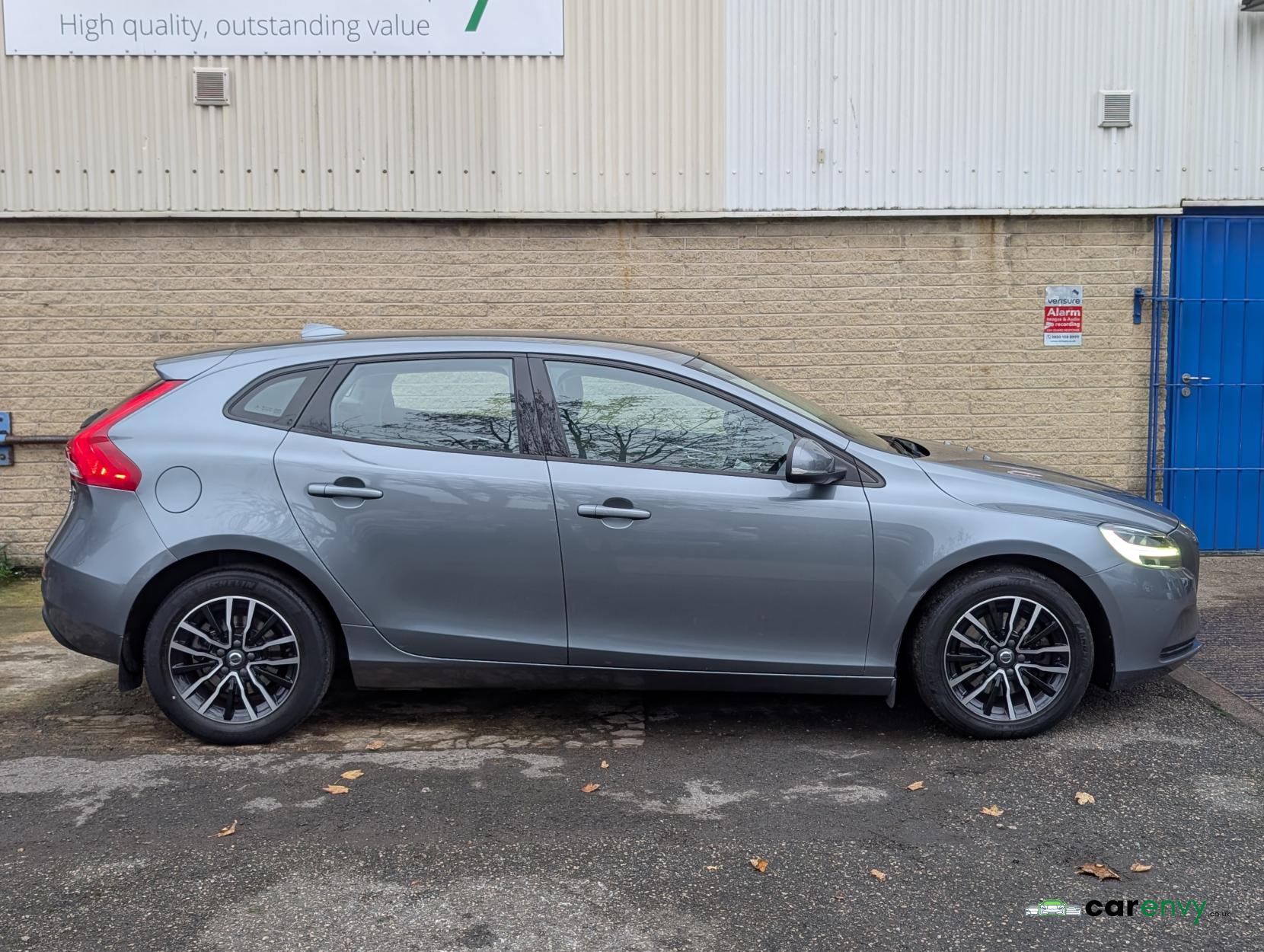 Volvo V40 2.0 T2 GPF Momentum Hatchback 5dr Petrol Manual Euro 6 (s/s) (122 ps)