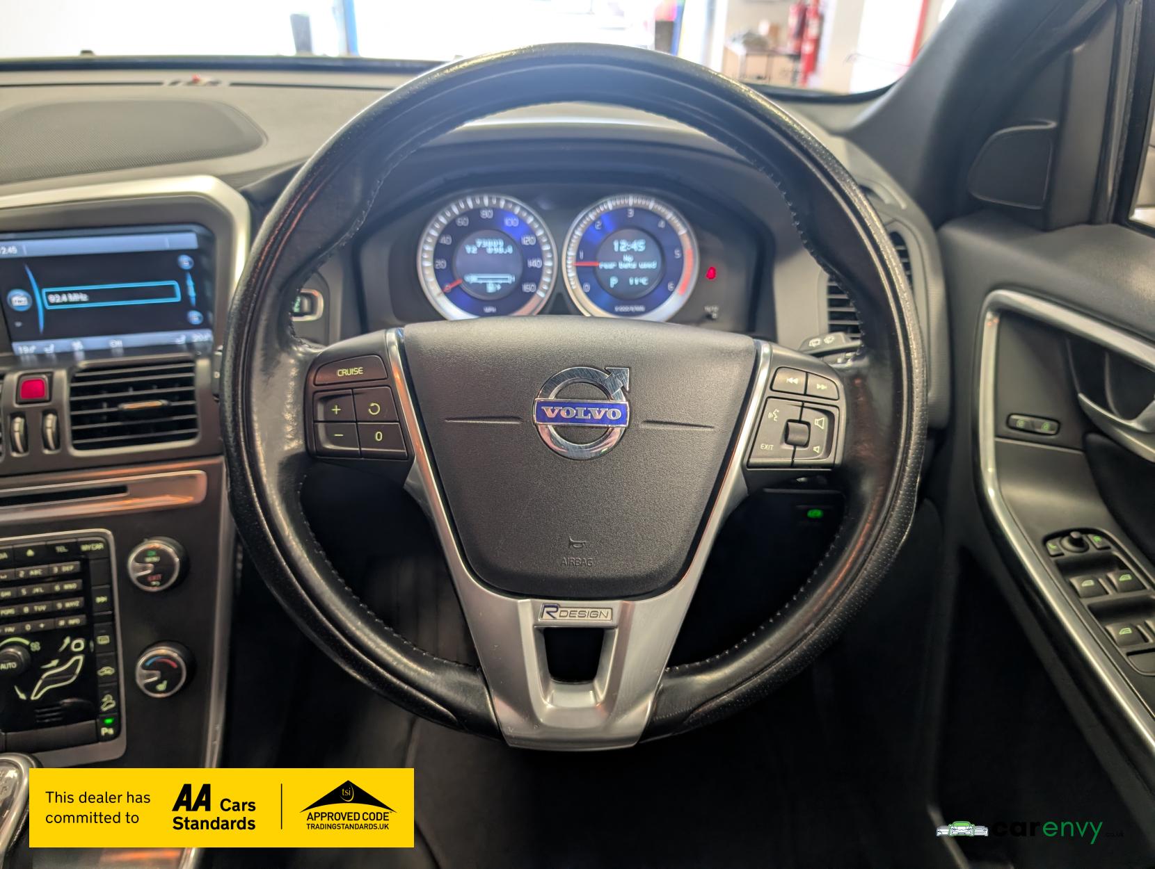 Volvo XC60 2.4 D5 R-Design Nav SUV 5dr Diesel Geartronic AWD Euro 5 (215 ps)
