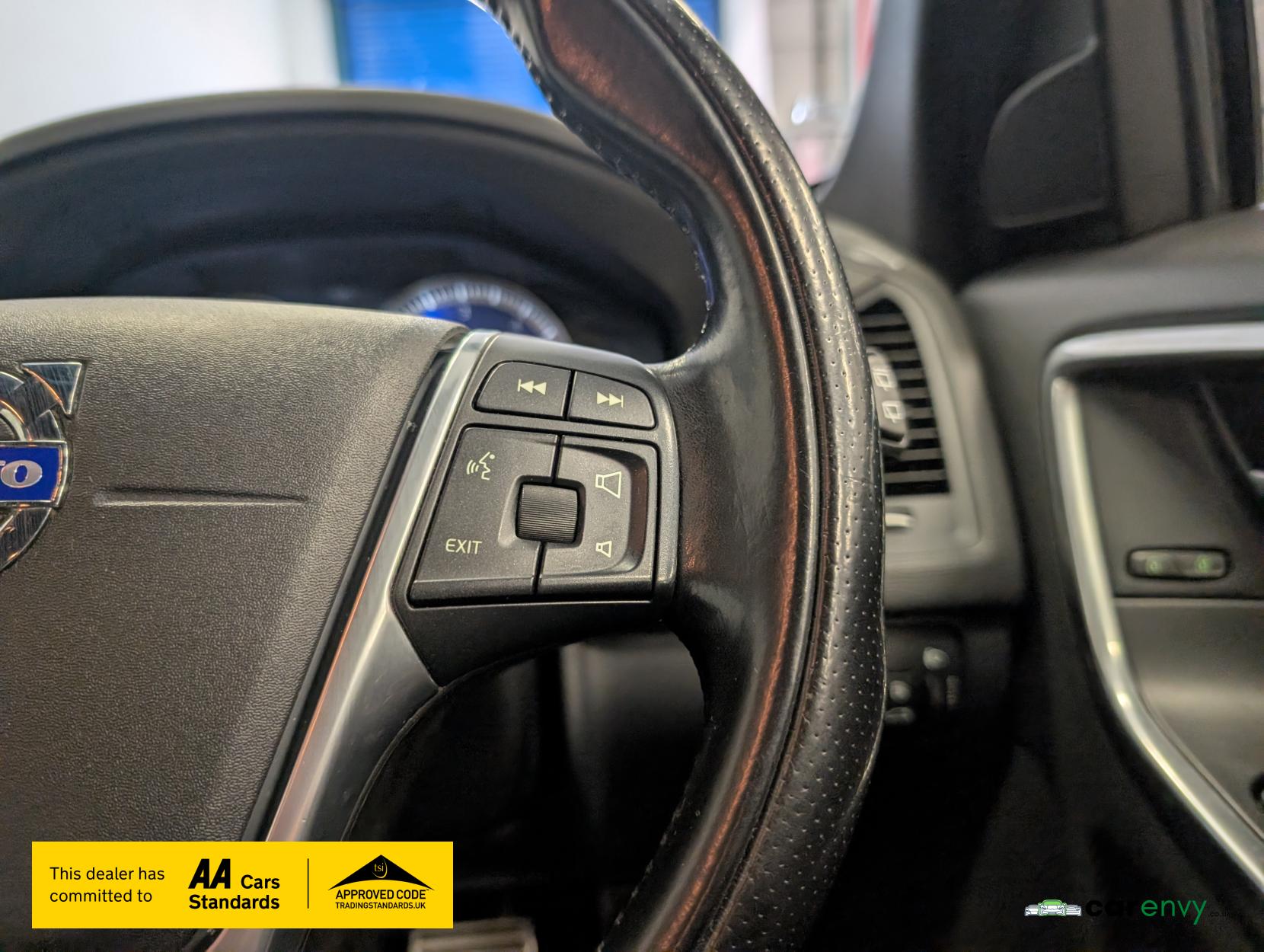 Volvo XC60 2.4 D5 R-Design Nav SUV 5dr Diesel Geartronic AWD Euro 5 (215 ps)