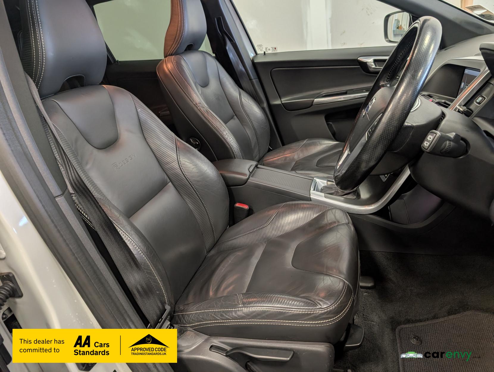 Volvo XC60 2.4 D5 R-Design Nav SUV 5dr Diesel Geartronic AWD Euro 5 (215 ps)