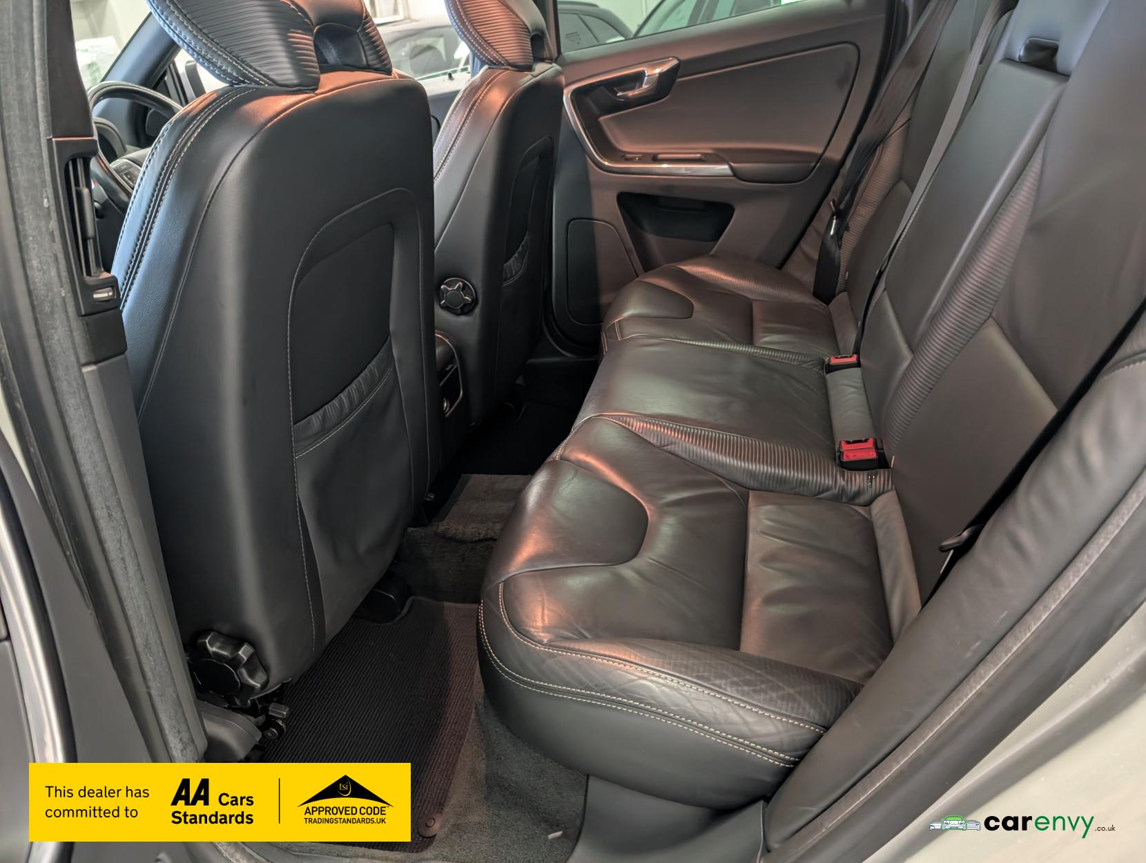 Volvo XC60 2.4 D5 R-Design Nav SUV 5dr Diesel Geartronic AWD Euro 5 (215 ps)