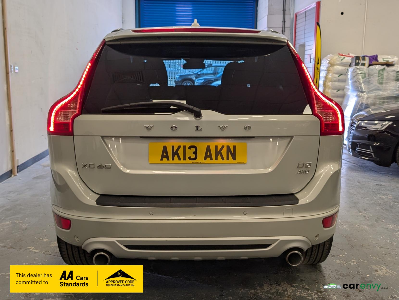 Volvo XC60 2.4 D5 R-Design Nav SUV 5dr Diesel Geartronic AWD Euro 5 (215 ps)