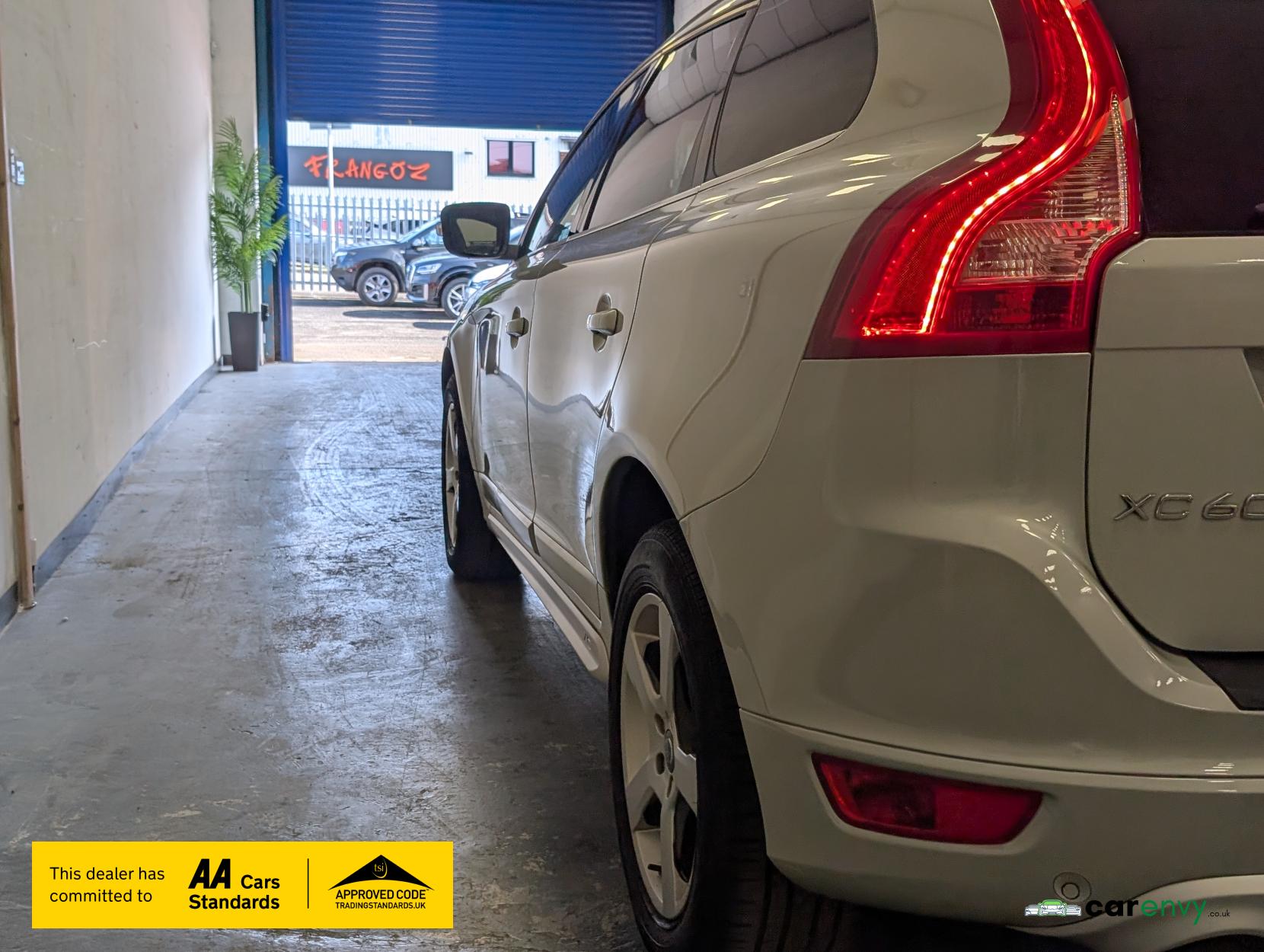Volvo XC60 2.4 D5 R-Design Nav SUV 5dr Diesel Geartronic AWD Euro 5 (215 ps)