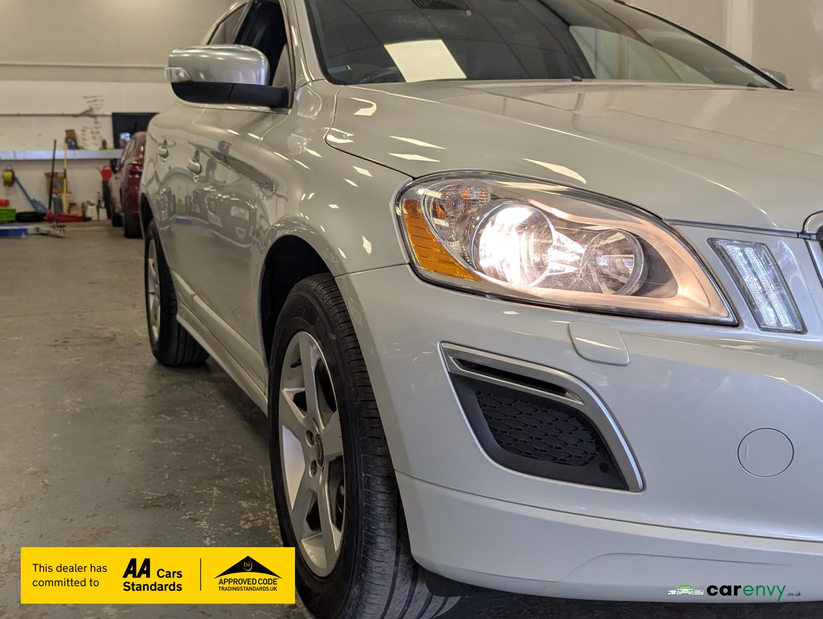 Volvo XC60 2.4 D5 R-Design Nav SUV 5dr Diesel Geartronic AWD Euro 5 (215 ps)