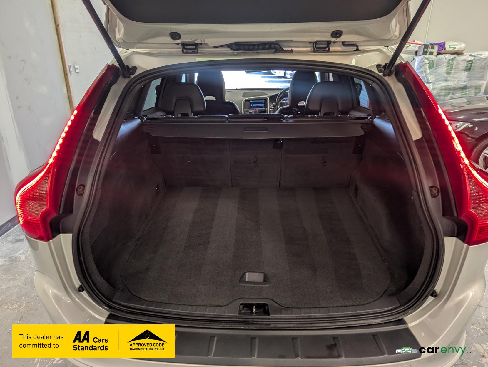 Volvo XC60 2.4 D5 R-Design Nav SUV 5dr Diesel Geartronic AWD Euro 5 (215 ps)