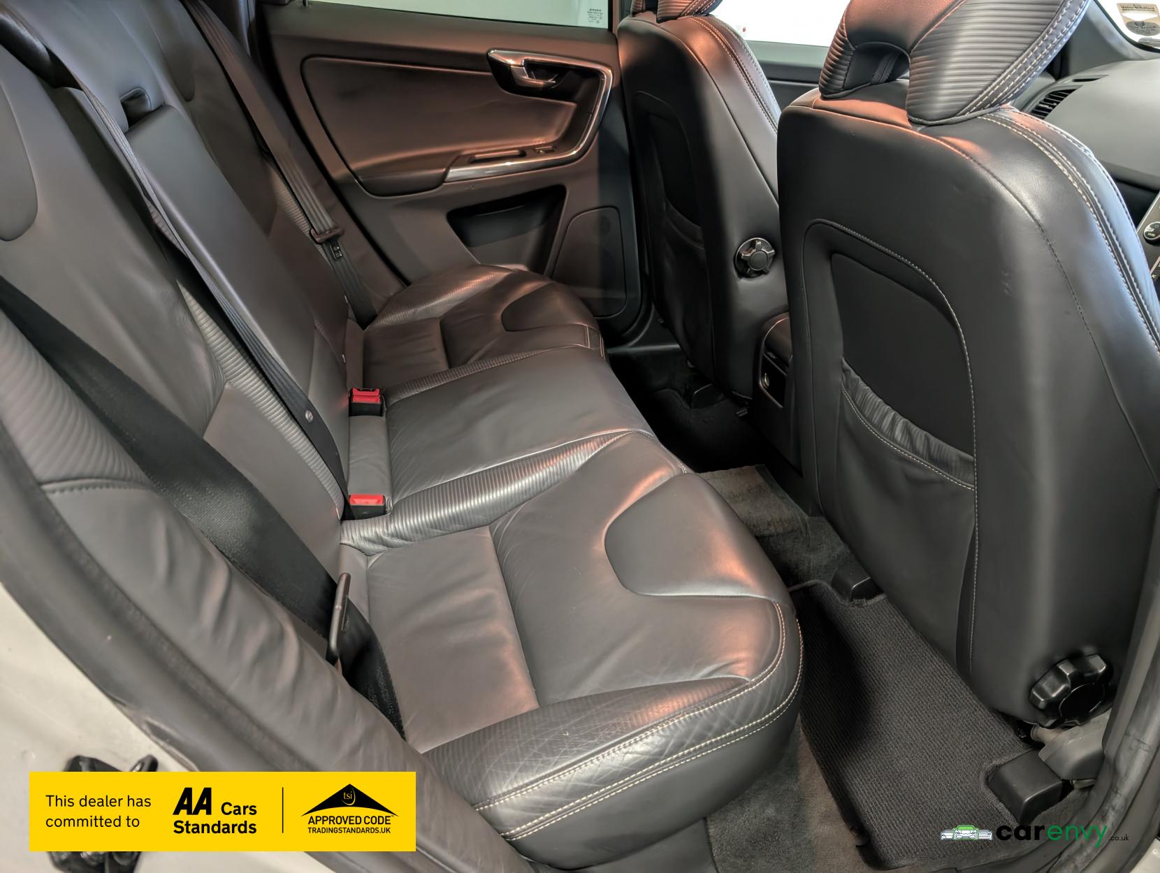 Volvo XC60 2.4 D5 R-Design Nav SUV 5dr Diesel Geartronic AWD Euro 5 (215 ps)