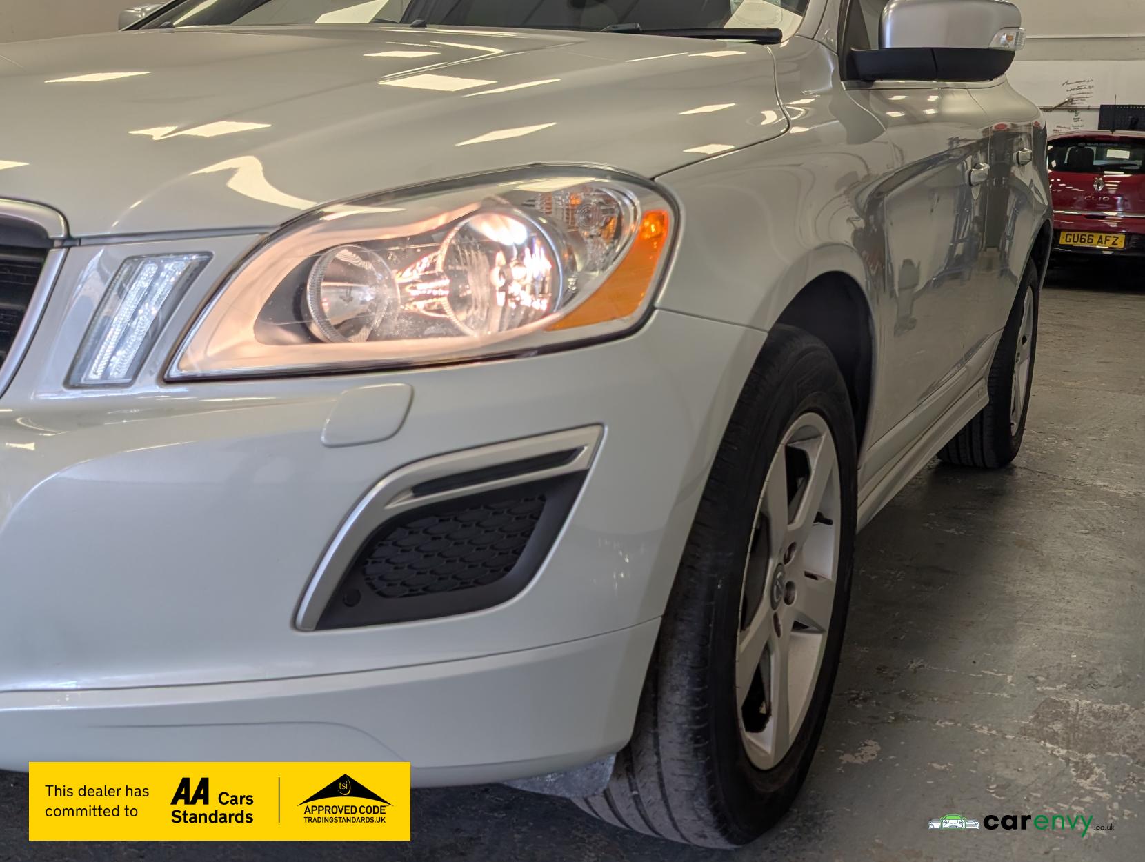 Volvo XC60 2.4 D5 R-Design Nav SUV 5dr Diesel Geartronic AWD Euro 5 (215 ps)