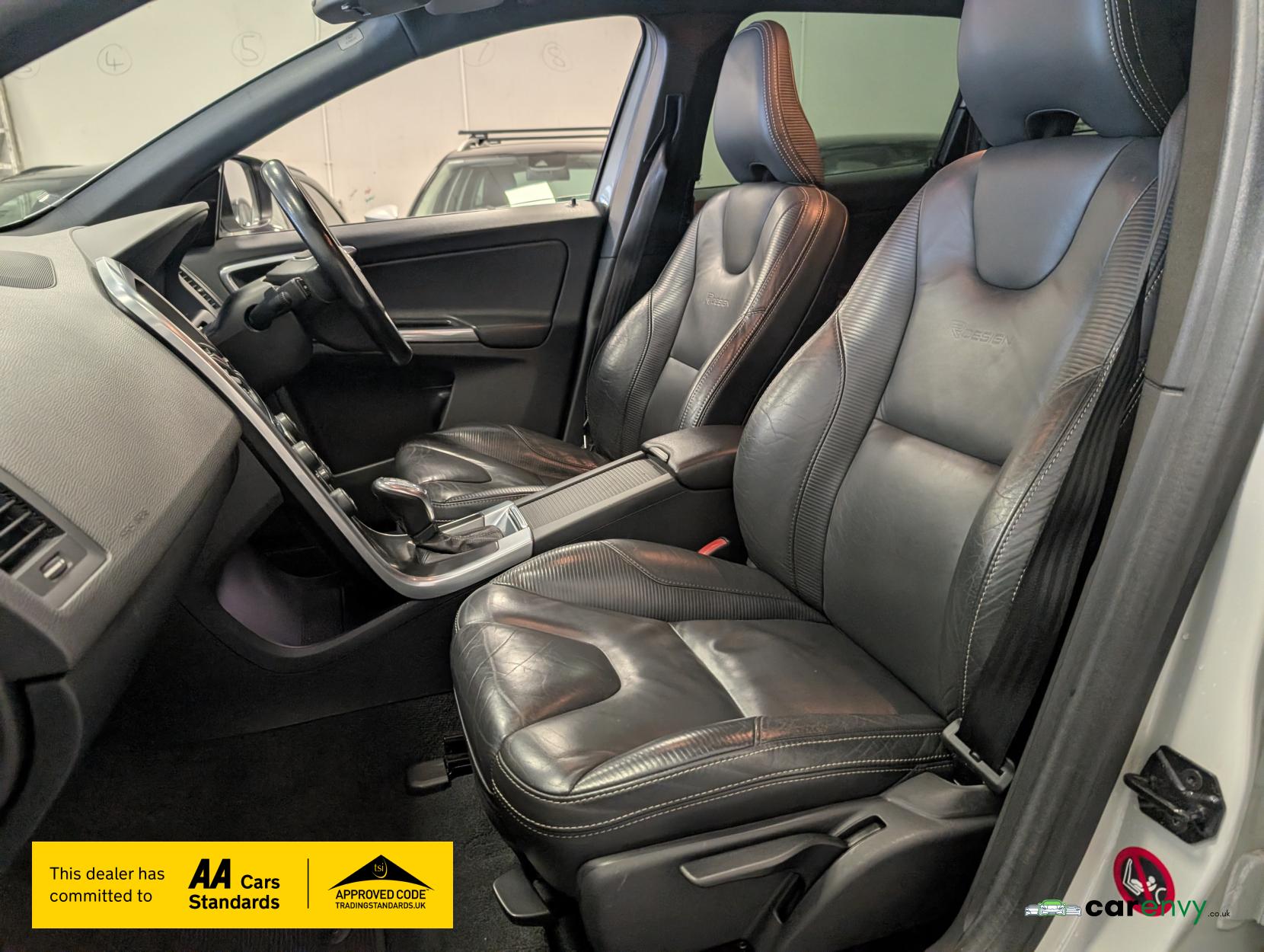 Volvo XC60 2.4 D5 R-Design Nav SUV 5dr Diesel Geartronic AWD Euro 5 (215 ps)