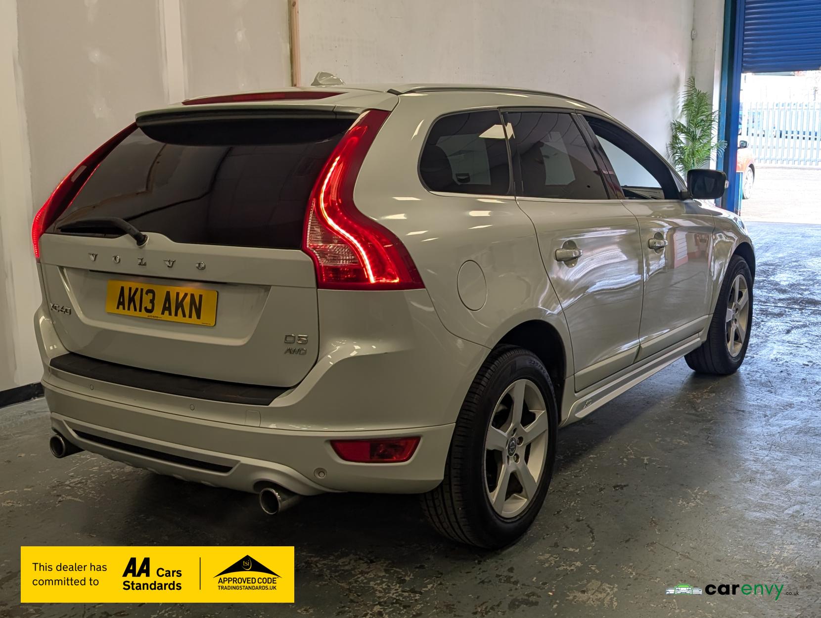 Volvo XC60 2.4 D5 R-Design Nav SUV 5dr Diesel Geartronic AWD Euro 5 (215 ps)