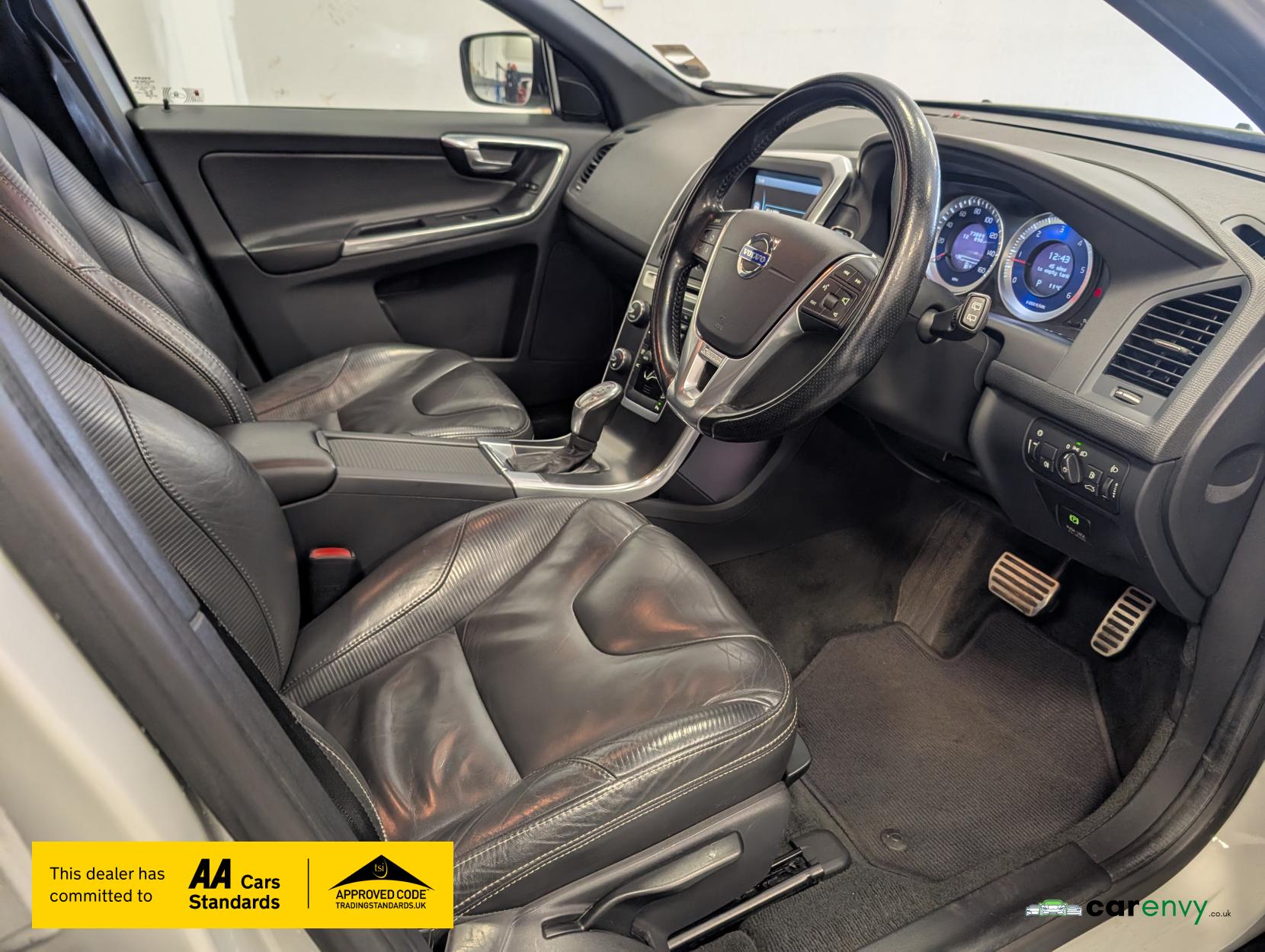 Volvo XC60 2.4 D5 R-Design Nav SUV 5dr Diesel Geartronic AWD Euro 5 (215 ps)