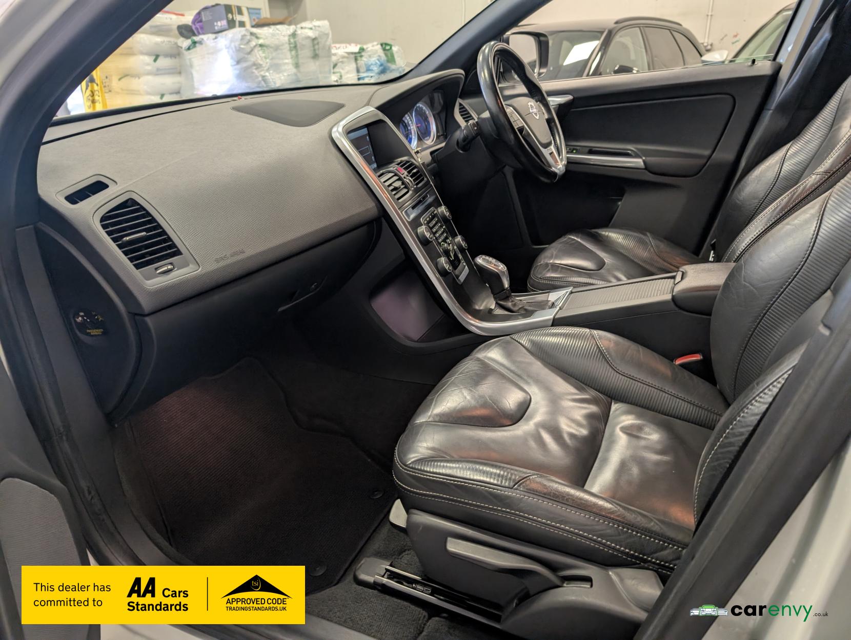 Volvo XC60 2.4 D5 R-Design Nav SUV 5dr Diesel Geartronic AWD Euro 5 (215 ps)