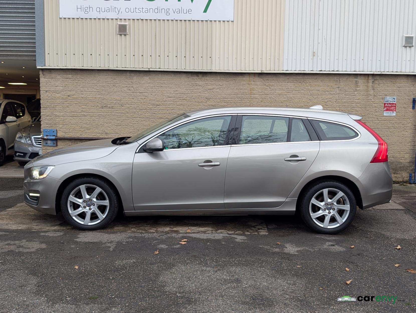 Volvo V60 2.4 D5 SE Lux Nav Estate 5dr Diesel Geartronic Euro 5 (215 ps)