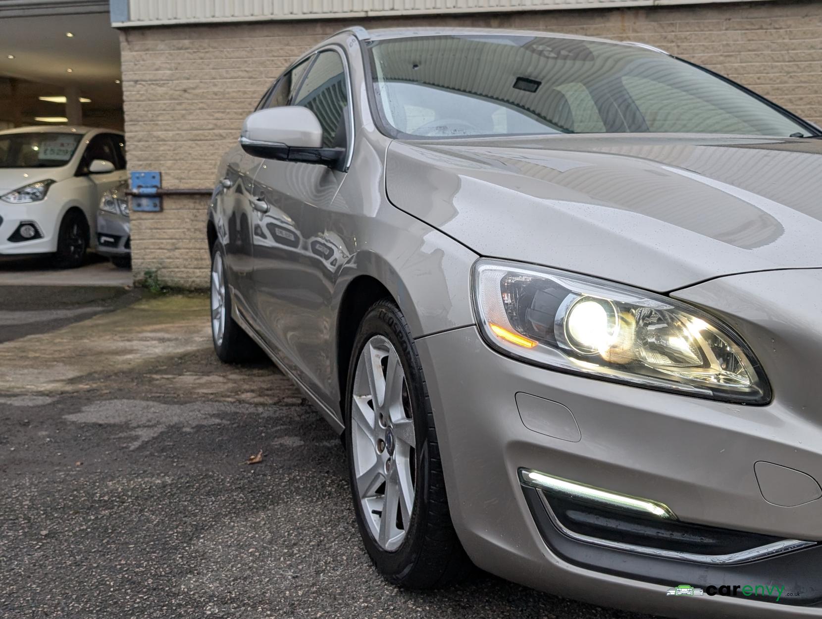 Volvo V60 2.4 D5 SE Lux Nav Estate 5dr Diesel Geartronic Euro 5 (215 ps)