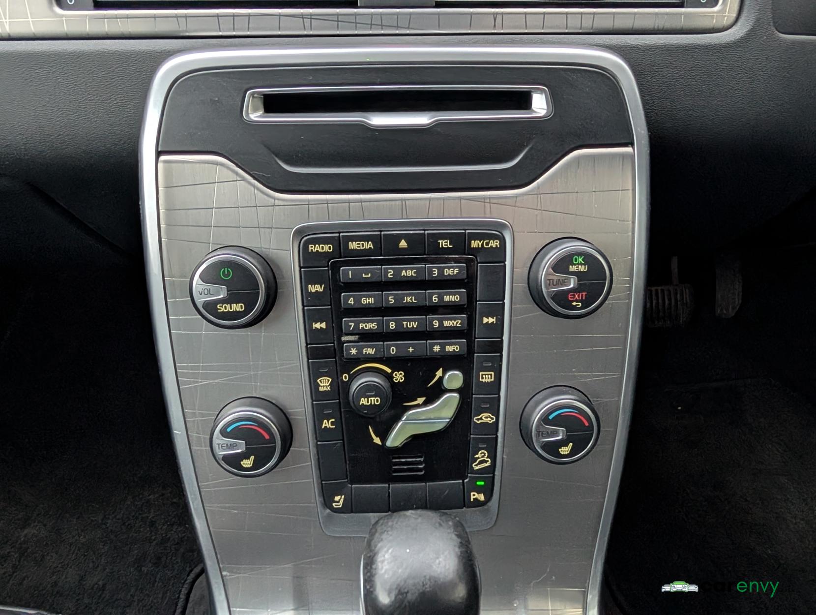 Volvo XC70 2.4 D5 SE Lux Estate 5dr Diesel Geartronic AWD Euro 5 (215 ps)