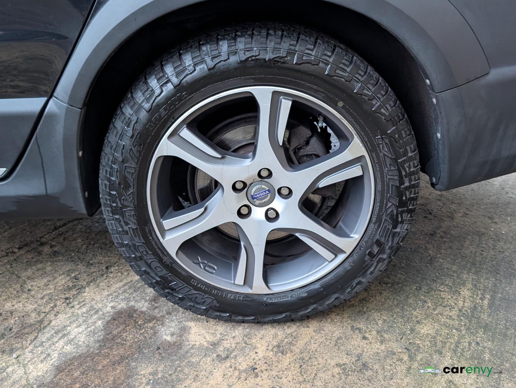 Volvo XC70 2.4 D5 SE Lux Estate 5dr Diesel Geartronic AWD Euro 5 (215 ps)