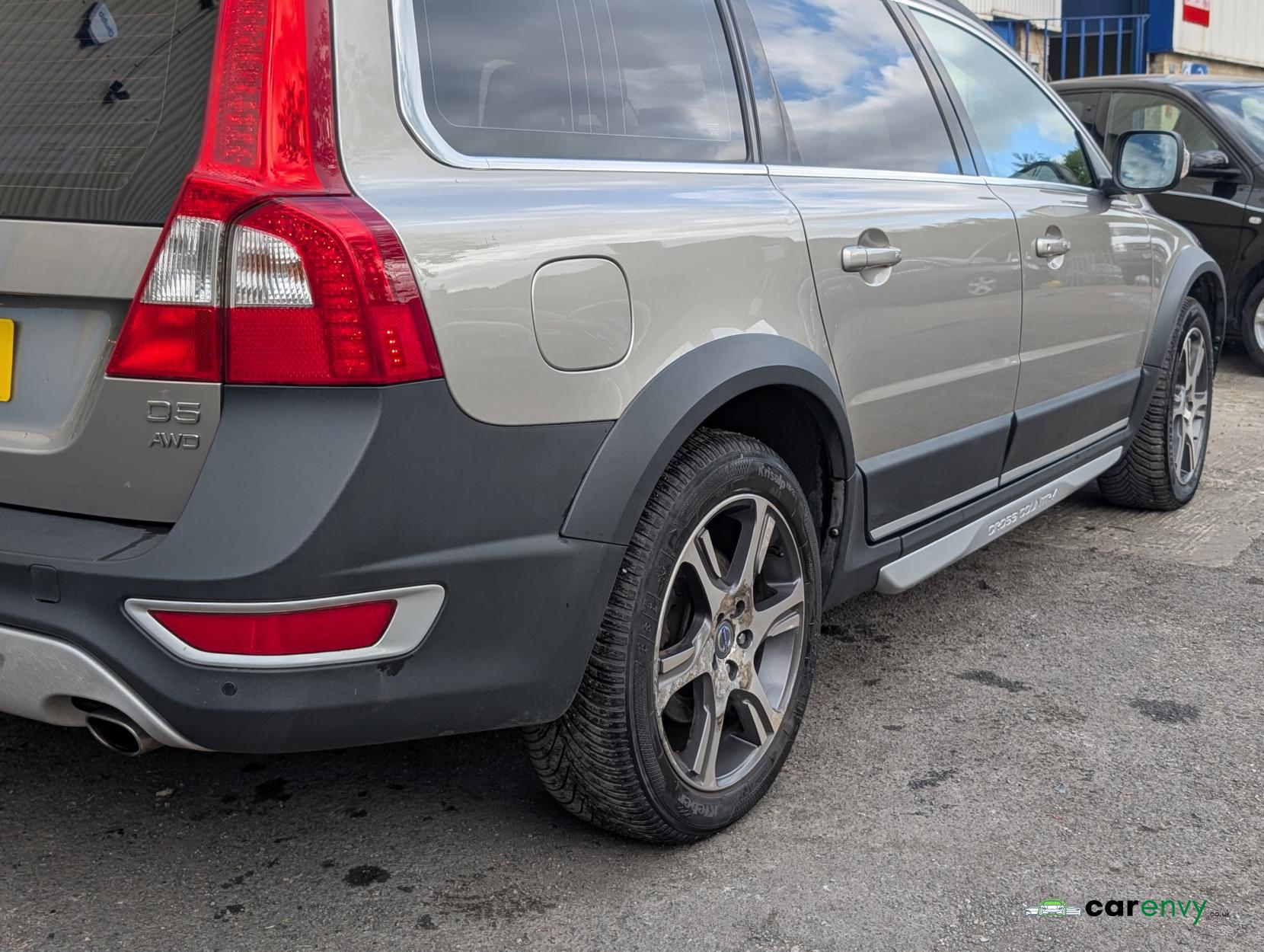 Volvo XC70 2.4 D5 SE Lux Estate 5dr Diesel Geartronic AWD Euro 5 (215 ps)