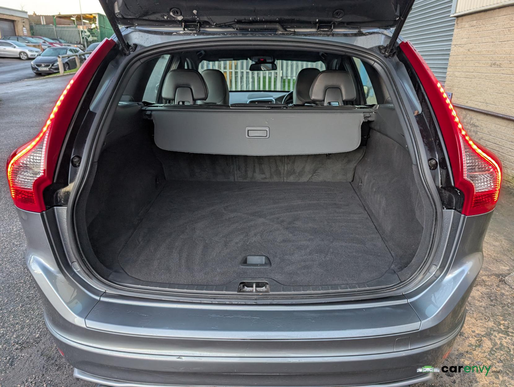 Volvo XC60 2.4 D5 R-Design Nav SUV 5dr Diesel Auto AWD Euro 6 (s/s) (220 ps)