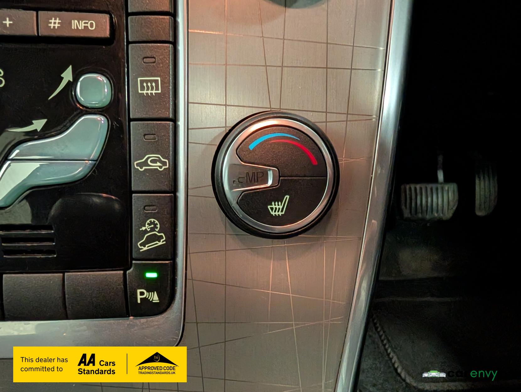 Volvo XC70 2.4 D5 SE Lux Estate 5dr Diesel Geartronic AWD Euro 5 (215 ps)