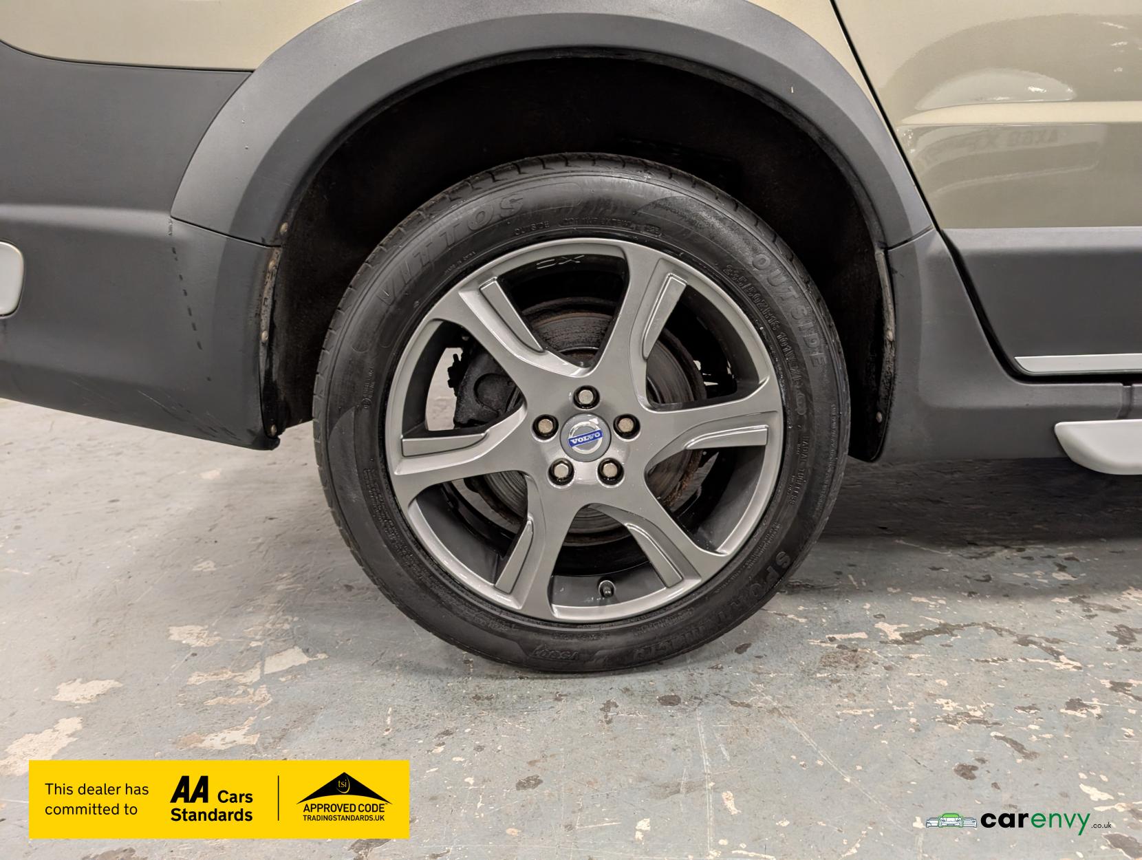 Volvo XC70 2.4 D5 SE Lux Estate 5dr Diesel Geartronic AWD Euro 5 (215 ps)