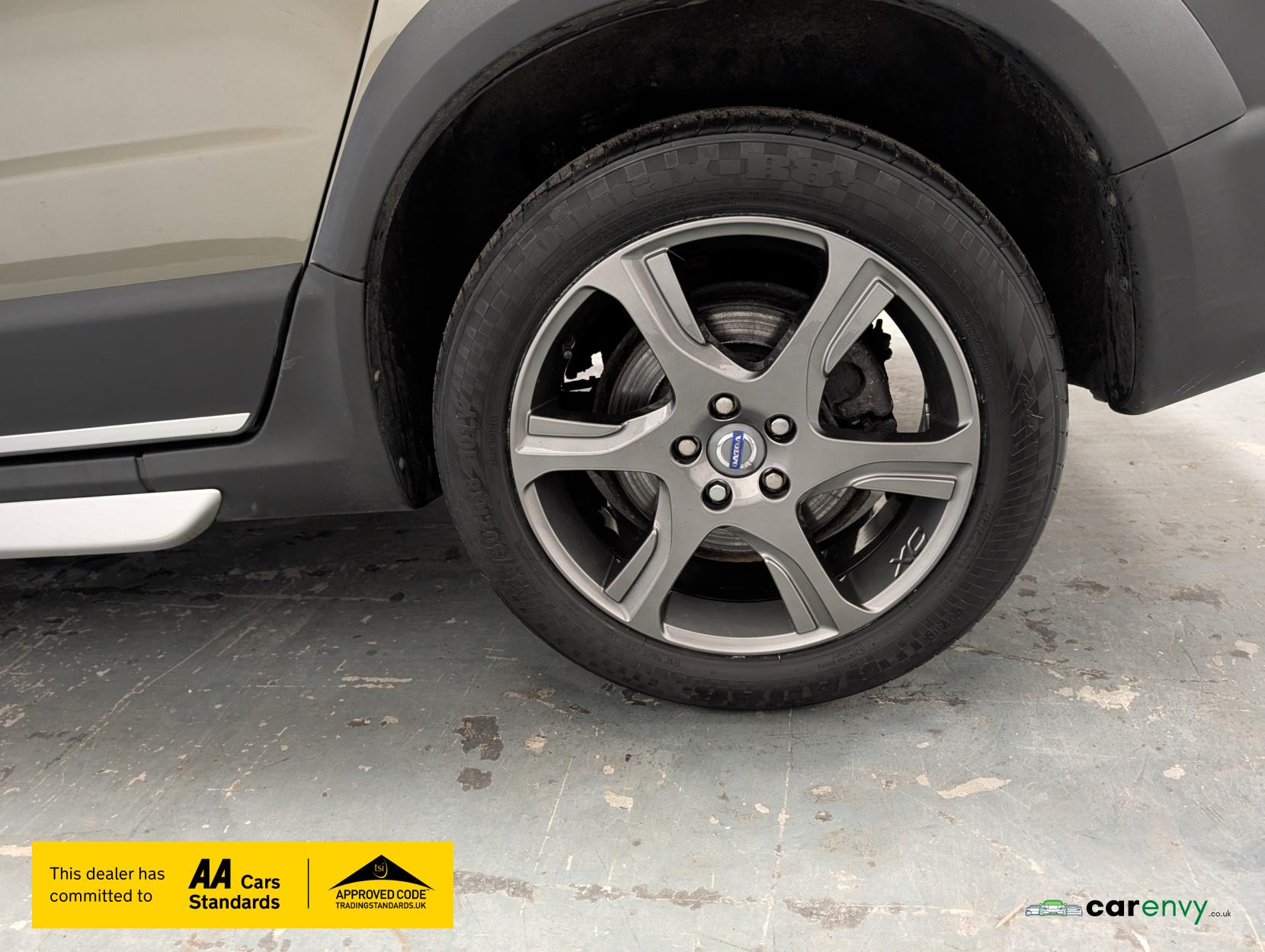 Volvo XC70 2.4 D5 SE Lux Estate 5dr Diesel Geartronic AWD Euro 5 (215 ps)