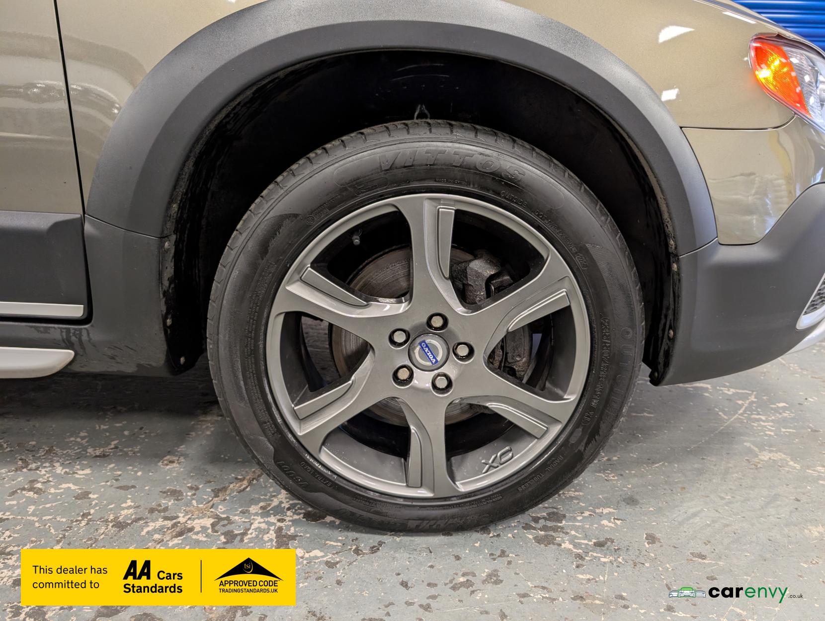 Volvo XC70 2.4 D5 SE Lux Estate 5dr Diesel Geartronic AWD Euro 5 (215 ps)