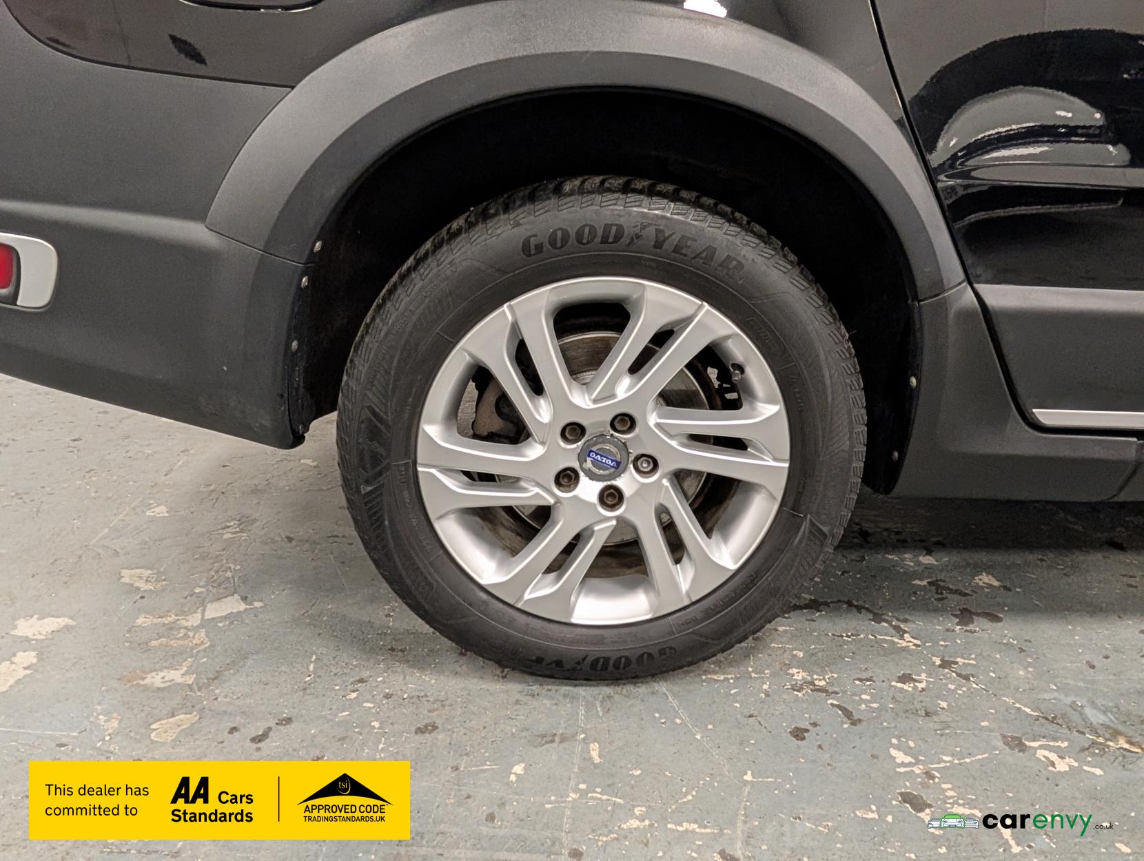 Volvo XC70 2.4 D5 SE Nav Estate 5dr Diesel Auto AWD Euro 6 (s/s) (220 ps)