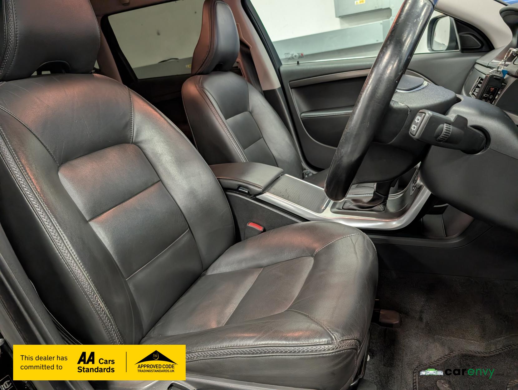 Volvo XC70 2.4 D5 SE Nav Estate 5dr Diesel Auto AWD Euro 6 (s/s) (220 ps)